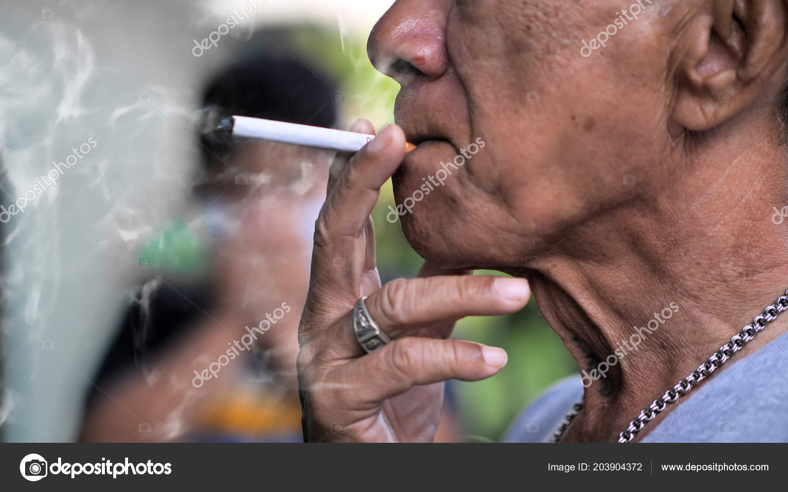 Staří muži kouří