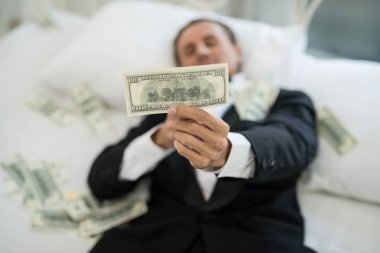 İş adamın elini göster banknotlar