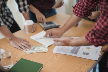 İşadamları grubu tartışırken, el. İş olduklarını analiz. beyin fırtınası, ekip çalışması, Toplantı, finans ve muhasebe kavramı.