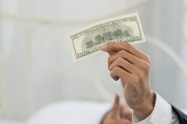 İş adamın elini göster banknotlar