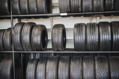 Yerleştirilir lastikler raflar depolar. Eski kullanılmış lastikler