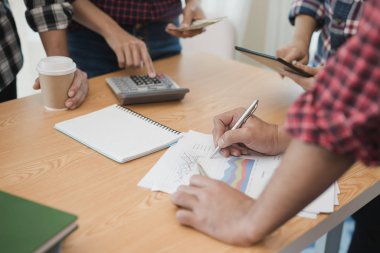 El işadamlarından hesap finansal raporlama, grafiklerle, grafikler hesaplanan yazılır. İş finans ve muhasebe kavramı.