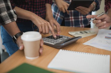 El işadamlarından hesap finansal raporlama, grafiklerle, grafikler hesaplanan yazılır. İş finans ve muhasebe kavramı.