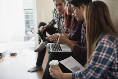 Bir grup iş adamı ve iş kadını bilgisayar ekranına bakıyor. Analiz ediyorlar ve beyin fırtınası yapıyorlar. toplantı ve takım çalışması kavramı.