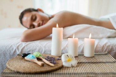 bir mindere mum. Genç güzel Asyalı kadın spa masaj rahatlatıcı arka plan