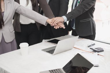 Grup Asyalı Genç iş adamları iş başarı, el koordinasyonu, çalışmak için birlik ve takım çalışması, Toplantı, başlangıç, iş kavramı için eller simgeleyen elele.