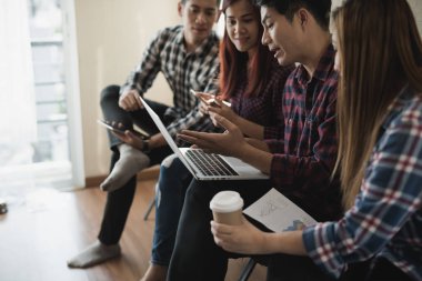 Bir grup iş adamı ve iş kadını bilgisayar ekranına bakıyor. Analiz ediyorlar ve beyin fırtınası yapıyorlar. toplantı ve takım çalışması kavramı.