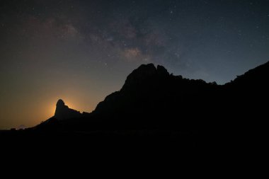 Dağ üzerinde Samanyolu ile gece manzarası