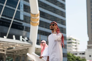 Arap Müslüman mühendis kullanım telefonu musun danışmanları işçi için arka plan City, iş bölgesinin yüksek kamaştırmak bina ile bir inşaat