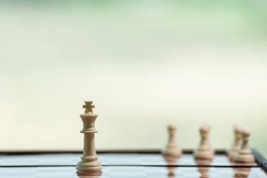 Tahta üzerinde satranç. Doğa geçmişi. oyun, strateji, yönetim veya liderlik, iş başarısı kavramı