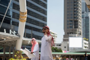 Arap Müslüman mühendis kullanım telefonu musun danışmanları işçi için arka plan City, iş bölgesinin yüksek kamaştırmak bina ile bir inşaat