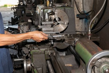 Mühendisin elleri. Vernier Caliper 'ı torna tezgahındaki parçaların kalitesini kontrol etmek için tutuyor.