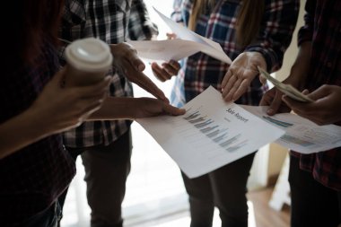 Ekose gömlekli bir kadın ve erkek çalışan bir grup insan iş yapma / Kâr Sağlama Fonu hakkında konuşuyor / danışmanlık yapıyor. Takım çalışması iş toplantısı