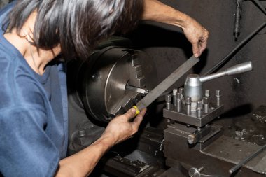 Torna tezgahında parçaları olan bir adamın elleri. Metal endüstrisi