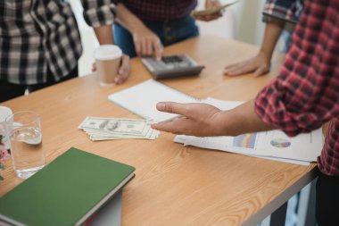 İş adamları grubu tartışıyor. İş analizi yapıyorlar. Beyin fırtınası, takım çalışması, toplantı konsepti.