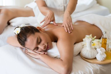 Genç ve güzel Asyalı kadın güzellik salonundaki masaj salonunda uyur, dinlenir.