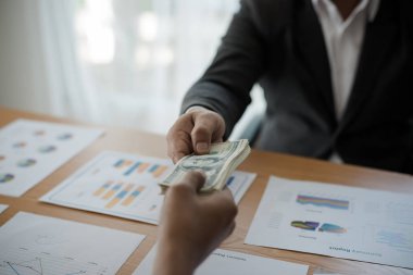 Erkek eli, iş gezilerine para gönderiyor. Yolsuzluk ve rüşvet kavramı