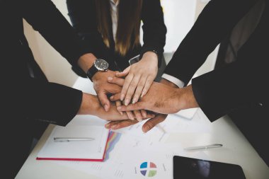 Grup Asyalı genç iş adamları iş başarısı, el koordinasyonu, birlik ve takım çalışması, toplantı, yardım, iş konsepti için elleri sembolize eden el ele tutuşuyorlar.