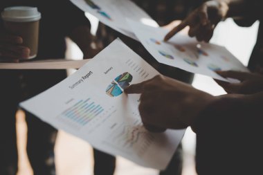 Ekose gömlekli bir kadın ve erkek çalışan bir grup insan iş yapma hakkında konuşuyor / danışmanlık yapıyor. Takım çalışması iş toplantısı