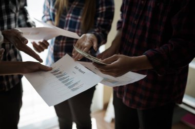 Ekose gömlekli bir kadın ve erkek çalışan bir grup insan iş yapma / Kâr Sağlama Fonu hakkında konuşuyor / danışmanlık yapıyor. Takım çalışması iş toplantısı