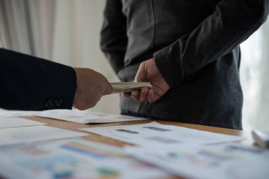 Erkek eli, iş gezilerine para gönderiyor. Yolsuzluk ve rüşvet kavramı