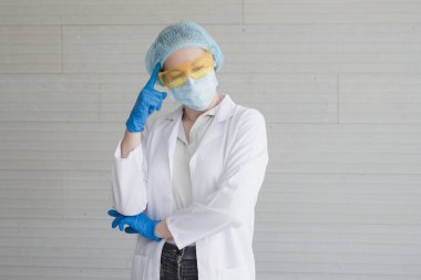 Güzel Rus bilim adamlarının portresi laboratuvarda ve düşünce alanında. Duygusal yüz ifadesi hissi