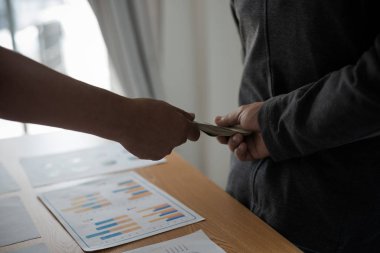 Erkek eli, iş gezilerine para gönderiyor. Yolsuzluk ve rüşvet kavramı