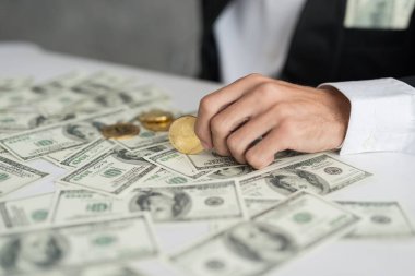 İş dünyasında başarılı olan genç iş adamları Coin Bitcoin 'i ve bir sürü para destesini ofis masasında gösteriyor. iş başarısı konsepti