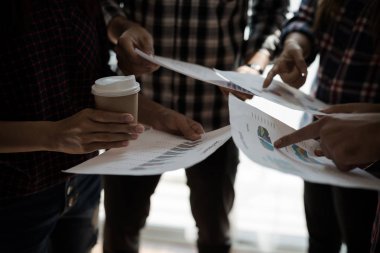 Ekose gömlekli bir kadın ve erkek çalışan bir grup insan iş yapma hakkında konuşuyor / danışmanlık yapıyor. Takım çalışması iş toplantısı