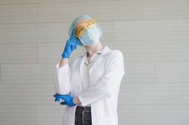 Güzel Rus bilim adamlarının portresi laboratuvarda ve düşünce alanında. Duygusal yüz ifadesi hissi