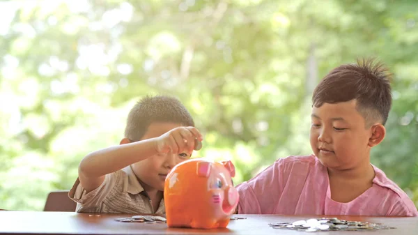 Ασίας Αγόρι Δύο Άνθρωποι Διασκέδαση Ευτυχισμένο Χαμόγελο Βάζοντας Κέρματα Έναν — Φωτογραφία Αρχείου