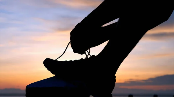 Sapatos Corrida Homem Está Amarrando Cadarços Sapato Masculino Esporte Fitness — Fotografia de Stock