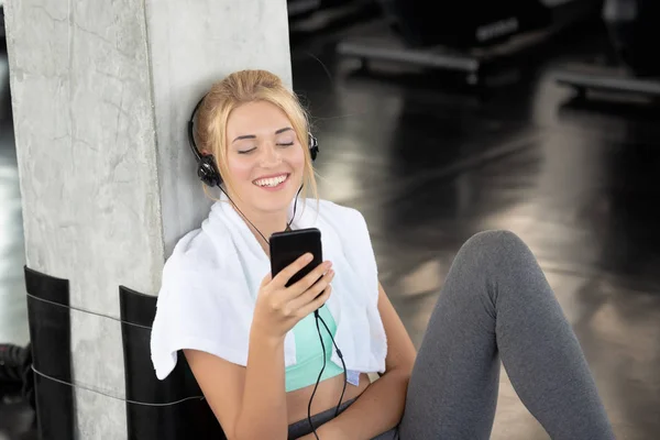 Kaukasische Jonge Vrouwen Zijn Glimlach Gelukkig Gebruik Telefoon Luisteren Muziek — Stockfoto