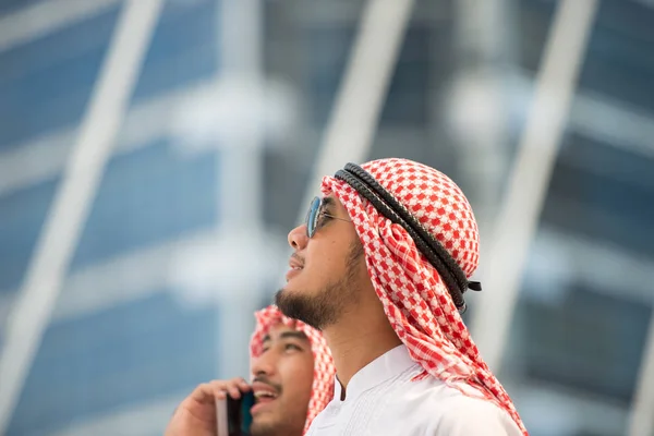 Bell Uomo Affari Arabo Guarda Avanti Sorride Nella Grande Città — Foto Stock
