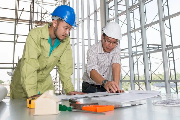 Asijské Mužských Inženýrů Nosit Helmu Dva Při Pohledu Plány Stavebních — Stock fotografie