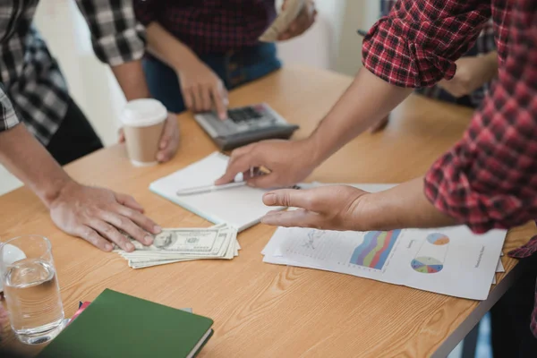 İşadamları grubu tartışırken, el. İş olduklarını analiz. beyin fırtınası, ekip çalışması, Toplantı, finans ve muhasebe kavramı.