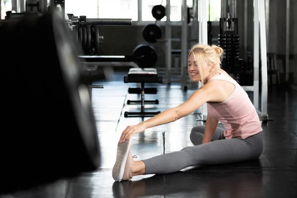 Beyaz Kadınlar Spor Salonunda Germe Egzersiz Yaparken Mutlu Bir Gülümseme — Stok fotoğraf