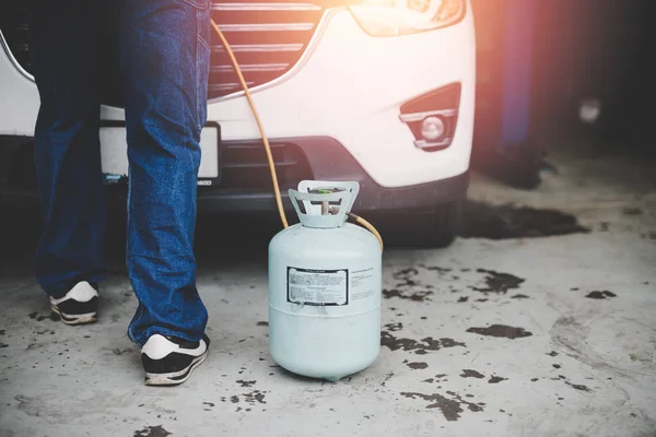 Young Mechanic Check Pressure Leak Servicing Car Air Conditioner — Stock Photo, Image