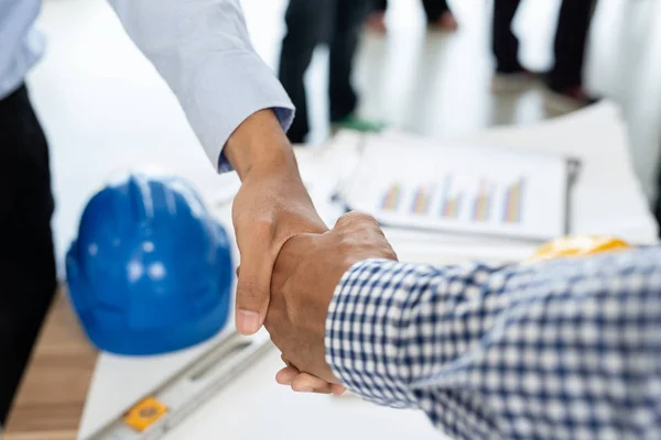 Engineering Zakenman Schudden Handen Succesvolle Deal Tijdens Het Werken Het — Stockfoto