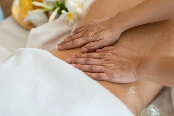 Jonge Mooie Aziatische Vrouw Slapen Ontspannen Oil Spa Massage Salon — Stockfoto