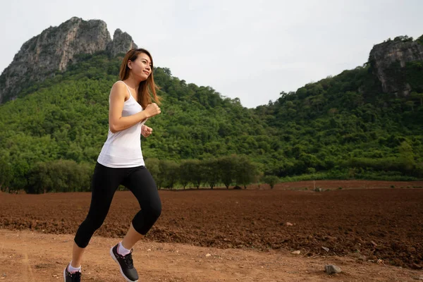 Corredor Feminino Asiático Correndo Uma Estrada Montanha Rural Durante Pôr — Fotografia de Stock