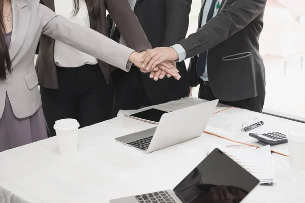 Gruppe Asiatischer Jungunternehmer Schließen Sich Zusammen Den Arbeitserfolg Die Koordination — Stockfoto