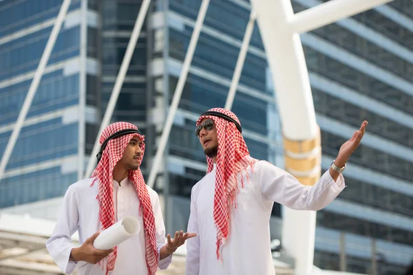 阿拉伯穆斯林工程师与顾问工人谈话在后台城市建设 商业区与高楼眼花缭乱 — 图库照片