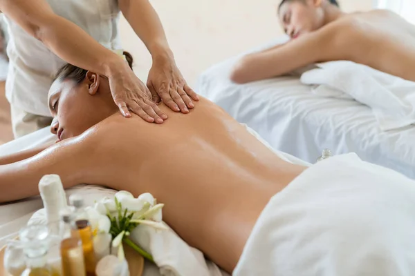 Jonge Mooie Aziatische Vrouw Slapen Ontspannen Oil Spa Massage Salon — Stockfoto