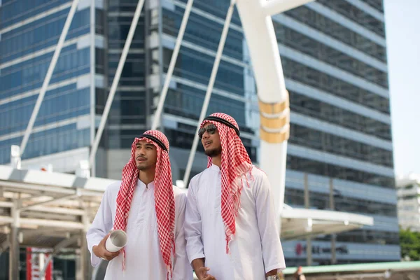阿拉伯穆斯林工程师与顾问工人谈话在后台城市建设 商业区与高楼眼花缭乱 — 图库照片