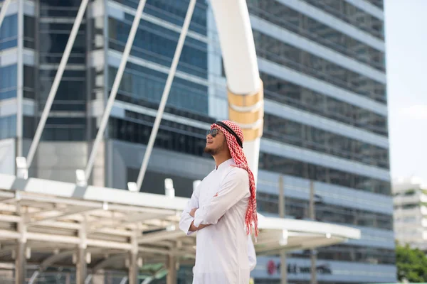 Uomo Affari Arabo Possesso Business Bag Nella Grande Città Quartiere — Foto Stock