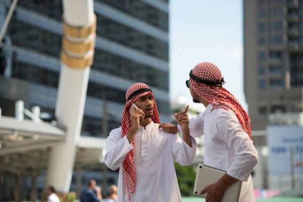 阿拉伯商人吵架 两人争吵造成冲突和冲突的生意 在大城市里 有摩天大楼背景的商业区 — 图库照片