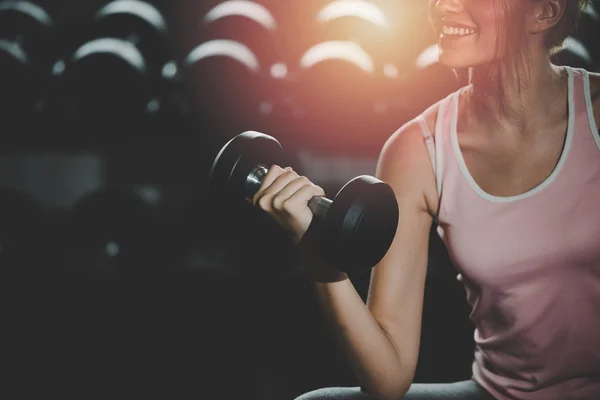 Bir Egzersiz Jimnastik Salonu Dumbbells Ile Mutluyuz Güzel Genç Kadın — Stok fotoğraf