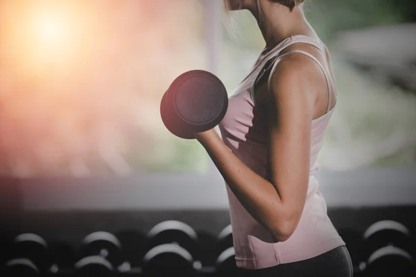 Spor Salonunda Dumbbells Ile Egzersiz Genç Kadınlar Yaşam Sağlıklı Yaşam — Stok fotoğraf