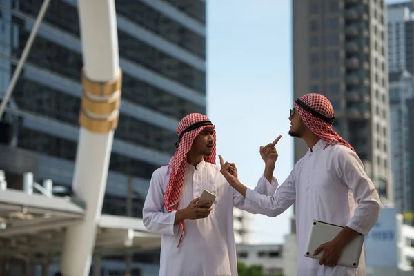 阿拉伯商人吵架 两人争吵造成冲突和冲突的生意 在大城市里 有摩天大楼背景的商业区 — 图库照片